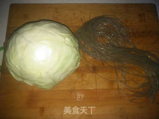 包菜炒粉条（猪油板）的做法步骤：1