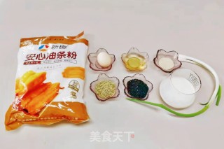 酥脆茴香小油条的做法步骤：2