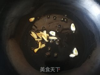 螺丝椒木耳炒腊肠的做法步骤：5