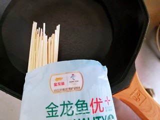 青菜鸡蛋面条的做法步骤：2