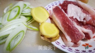 白菜五花肉浓汤面的做法步骤：1