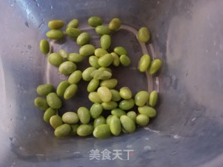 腊肠毛豆蛋炒饭的做法步骤：1