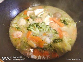 胡萝卜西蓝花豆腐炖丸子，一道鲜美的暖冬家常汤的做法步骤：6