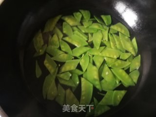 荷兰豆红椒炒腊肠的做法步骤：2