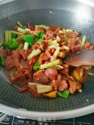 芹菜梗炒牛肉的做法步骤：10