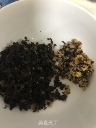 香菇木耳芝麻麻油青菜包的做法步骤：2