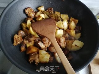 土豆烧鸡腿的做法步骤：4