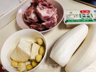 大骨头萝卜豆腐汤的做法步骤：1