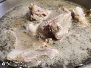 大骨头萝卜豆腐汤的做法步骤：2