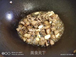 洋葱肉片炒青椒的做法步骤：2