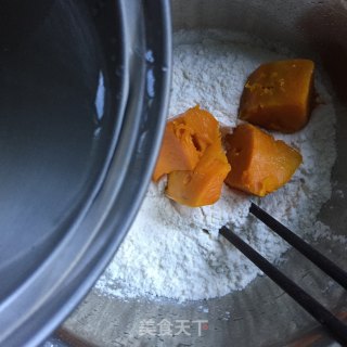 家常南瓜饼的做法步骤：3