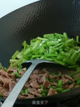 牛肉炒芹菜的做法步骤：10