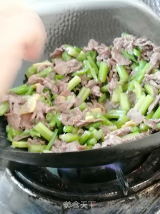 牛肉炒芹菜的做法步骤：12