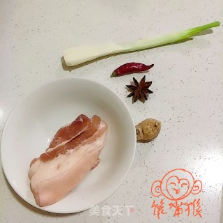 蒜苗回锅肉的做法步骤：1