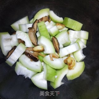 虾仁香菇焖冬瓜的做法步骤：5