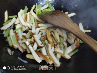 芹菜炒豆干的做法步骤：7