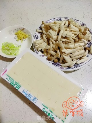 蟹味菇煨豆腐的做法步骤：2