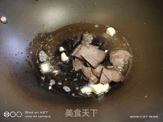 白菜炒牛肉片的做法步骤：2