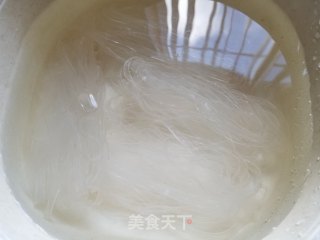 鸡肉丸大白菜烧粉条的做法步骤：1