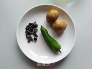 青椒土豆烧木耳的做法步骤：1