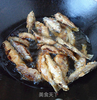 糖醋酥小鲫鱼的做法步骤：5