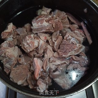 红焖羊肉的做法步骤：1