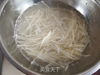 土豆丝炒韭菜的做法步骤：2