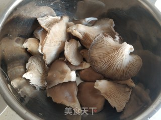 干炸蘑菇的做法步骤：1