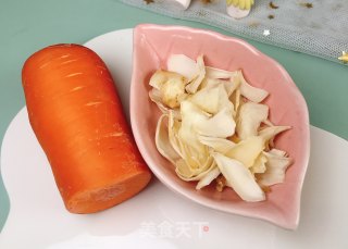 6-7月龄宝宝辅食胡萝卜百合泥的做法步骤：1