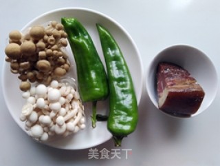 青椒双菇炒腊肉的做法步骤：1