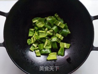 青椒双菇炒腊肉的做法步骤：3