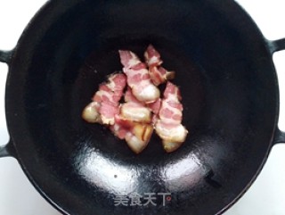 青椒双菇炒腊肉的做法步骤：4