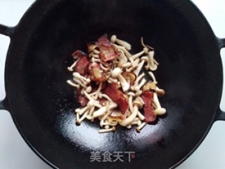 青椒双菇炒腊肉的做法步骤：6