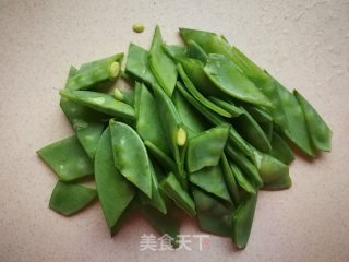 荷兰豆炒百合的做法步骤：3