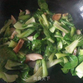 香菇炒油菜的做法步骤：3