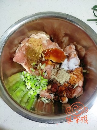 金针菇馅饺子的做法步骤：2