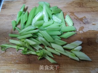 干豆皮炒芹菜的做法步骤：1