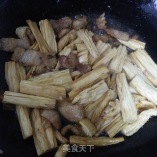 五花肉炒腐竹的做法步骤：4