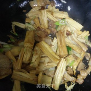 五花肉炒腐竹的做法步骤：5