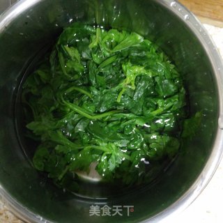 凉拌芹菜叶的做法步骤：1