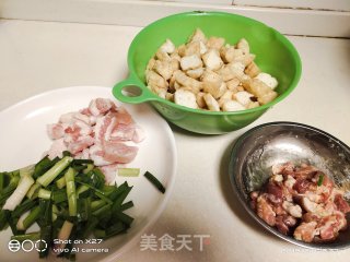 油豆腐炒五花肉的做法步骤：1