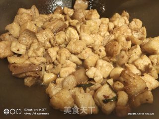 油豆腐炒五花肉的做法步骤：4