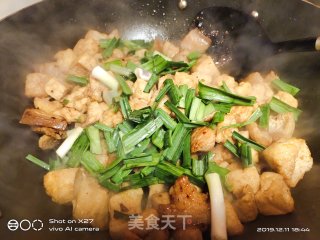 油豆腐炒五花肉的做法步骤：5