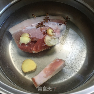 家常回锅肉的做法步骤：1