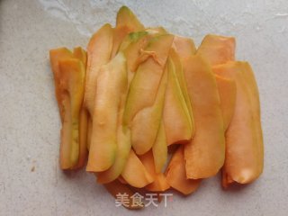 山药南瓜炒荷兰豆的做法步骤：2