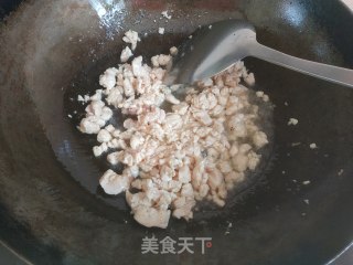 鸡肉蒜苗烧豆腐的做法步骤：2