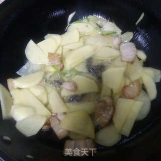 五花肉干豆腐炖土豆的做法步骤：4