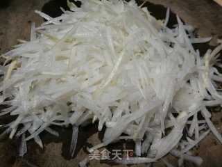 鸡蛋泡鲞菠菜面的做法步骤：1