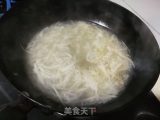 鸡蛋泡鲞菠菜面的做法步骤：6