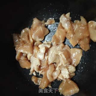 香菇炒鸡胸肉的做法步骤：4